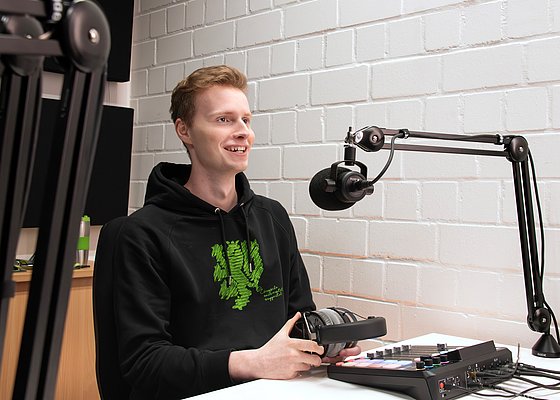 Florian Volkhausen bei der Aufnahme der Podcastfolge im Studio