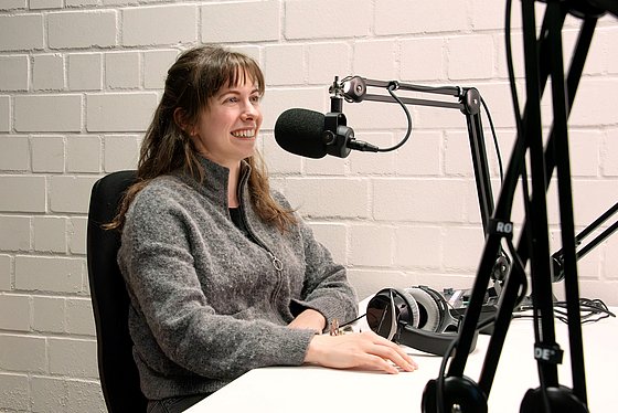 Vera Dinslage bei der Podcast-Aufnahme im Studio