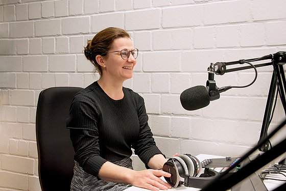 Anne Marie Thomas bei der Podcastaufzeichnung im Studio